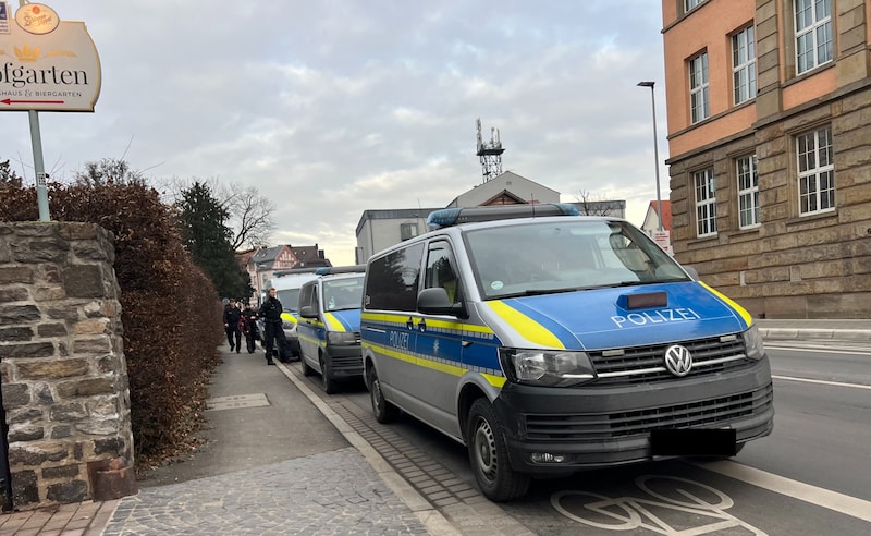 Die Parkanlage ist am Mittwochnachmittag weiterhin gesperrt. Die Kriminalpolizei Aschaffenburg hat die Ermittlungen übernommen. (Bild: Copyright NEWS5 GmbH, Krone KREATIV)