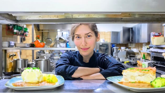 Nina Till prepares the plant-based dish in the Stiftskeller St. Florian. (Bild: Werner Kerschbaummayr/TEAM FOTOKERSCHI / WERNER KERSCHBAUMMAYR)