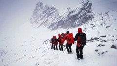 Auch bei „Sauwetter“ rücken die Bergretter aus, um mit Mut, Engagement und ihrem Wissen Menschen in Notlagen zu helfen. (Bild: Bergrettung Prägraten)