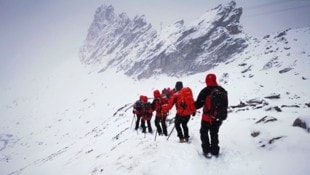 Auch bei „Sauwetter“ rücken die Bergretter aus, um mit Mut, Engagement und ihrem Wissen Menschen in Notlagen zu helfen. (Bild: Bergrettung Prägraten)