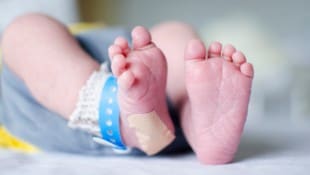 Die jungen Eltern stehen unter Verdacht, ihr eigenes Baby schwer misshandelt zu haben. (Bild: stock.adobe.com/Todos los derechos reservados)