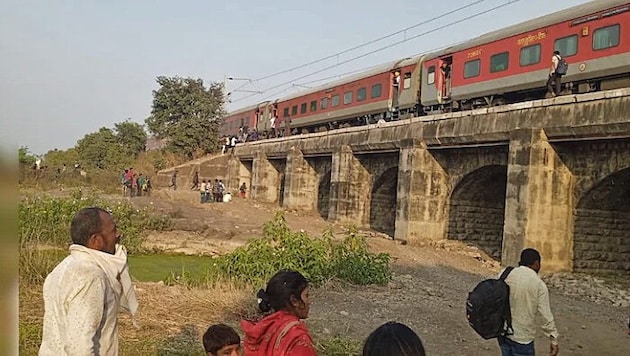 The accident occurred near a railroad station in the Indian district of Jalgaon. (Bild: Screenshot/NDTV)