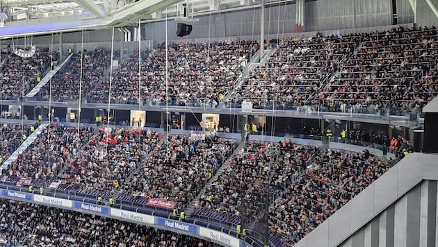 Salzburgs voller Fanblock im Bernabeu (Bild: „Krone“)