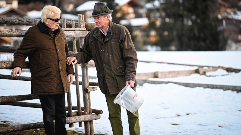 Klaus Rohrer-Haslmayr mit Heino bei den Wildtieren (Bild: Wenzel Markus/Markus Wenzel)