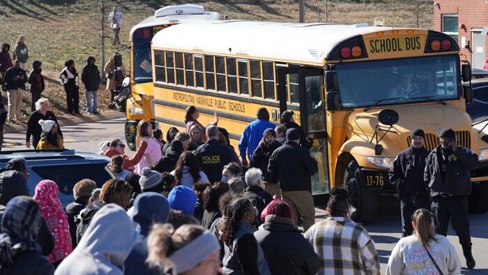 Ein Schulbus kommt nach der Schießerei an der Antioch High School in Nashville an.