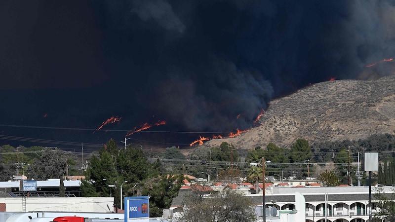 Starke Winde bei gleichzeitig äußerst niedriger Luftfeuchtigkeit – eine tragische Kombination bei dem neuen Feuer bei Los Angeles. (Bild: AFP)