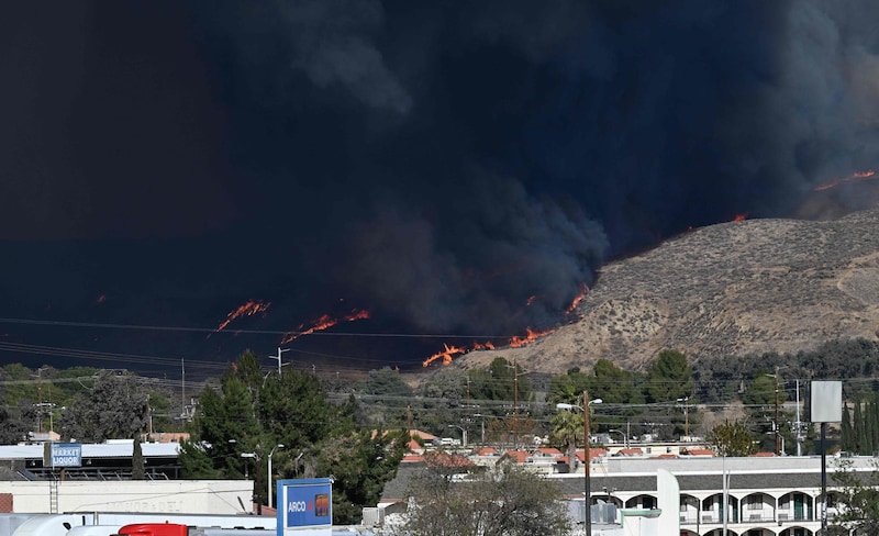 Starke Winde bei gleichzeitig äußerst niedriger Luftfeuchtigkeit – eine tragische Kombination bei dem neuen Feuer bei Los Angeles. (Bild: AFP)