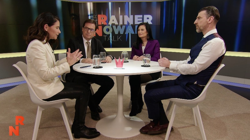 Im „Rainer-Nowak-Talk“ auf krone.tv diskutierten die Kommunikationsexperten Silvia Grünberger (ÖVP-nahe), Sonja Kato (SPÖ-nahe) sowie der FPÖ-nahe Christoph Pöchinger. (Bild: krone.tv)