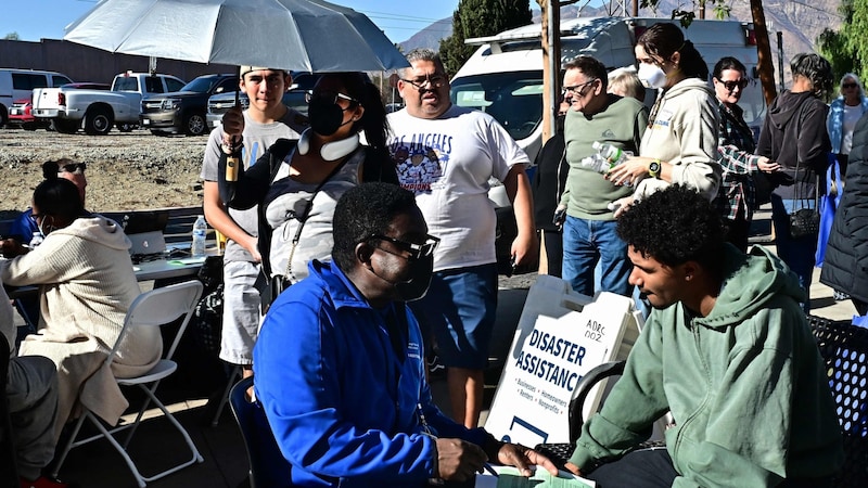 Mitarbeiter der US-Katastrophenschutzbehörde FEMA helfen Menschen, die ihre Häuser aufgrund der aktuellen Feuer in Los Angeles aufgeben mussten. (Bild: picturedesk.com/FREDERIC J. BROWN / AFP / picturedesk.com)