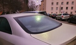 In den frühen Morgenstunden hieß es für viele Autofahrer erst mal Eiskratzen.