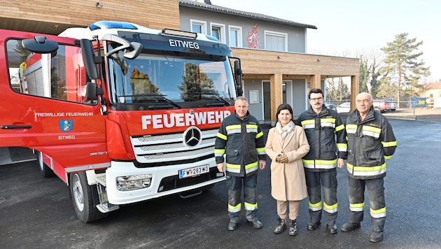 Das neue Einsatzfahrzeug der FF Eitweg – eine der neun Wehren von St. Andrä. Von links: Kommandant Pucher, Bürgermeisterin Knauder und Markus uns Stefan Joham. (Bild: Evelyn Hronek)