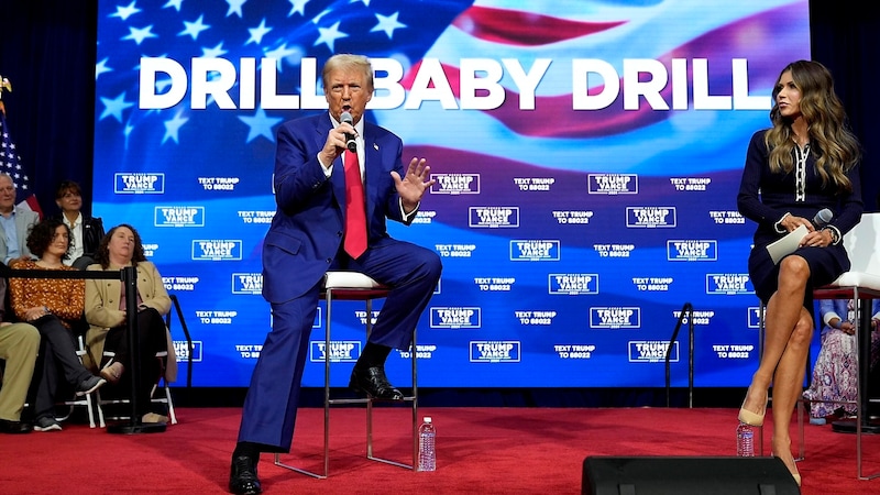 „Drill Baby, Drill“: Donald Trump legt den Schwerpunkt wieder auf die fossilen Energieträger. (Bild: APA/AP)