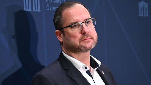 The FPÖ briefly withdrew from the "media" round of negotiations, as the blue party's Secretary General Christian Hafenecker announced on Thursday. (Bild: APA/Helmut Fohringer)