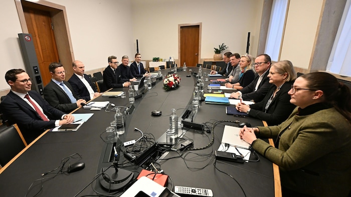 Die beiden Verhandlungsteams der Gruppe „Finanzen und Steuern“ mit ihren Verhandlungsleitern ...