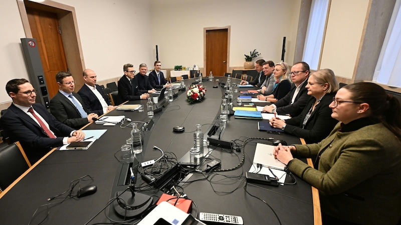 The two negotiating teams of the "Finance and Taxation" group with their heads of negotiation Hubert Fuchs (FPÖ) and Harald Mahrer (ÖVP) on Thursday. (Bild: APA/HELMUT FOHRINGER)