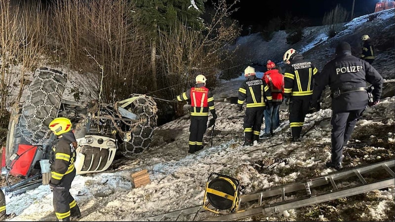 Die Bergung gestaltete sich kompliziert (Bild: FF Maria Neustift)