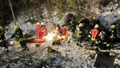 Der Traktor stürzte über einen etwa 50 Meter hohen Abhang in ein kleines Bachbett (Bild: Diverse Fotografen honorarfrei/FF Maria Neustift)