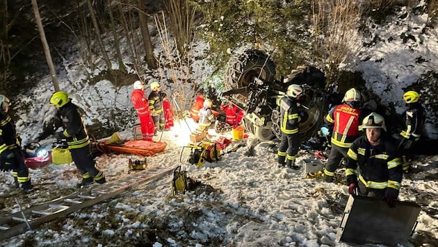 Der Traktor stürzte über einen etwa 50 Meter hohen Abhang in ein kleines Bachbett (Bild: FF Maria Neustift)