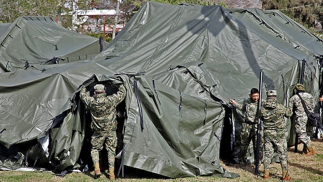 Members of the Mexican navy set up tent camps on the border with the USA. (Bild: APA/AFP/QUETZALLI BLANCO)