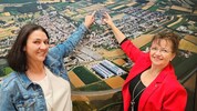Das Areal ist bereits reserviert: Finanzstadträtin Conny Kallaus und Bürgermeisterin Brititte ...