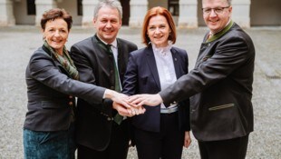 Landwirtschaftskammerpräsident Franz Titschenbacher zieht sich aus allen Funktionen zurück. Simone Schmiedtbauer (2.v. l.) und Andreas Steinegger (r.) folgen nach. (Bild: Nadja Fuchs)