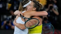 Paula Badosa und Aryna Sabalenka (Bild: Copyright 2025 The Associated Press. All rights reserved)