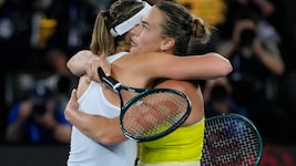 Paula Badosa und Aryna Sabalenka (Bild: Copyright 2025 The Associated Press. All rights reserved)