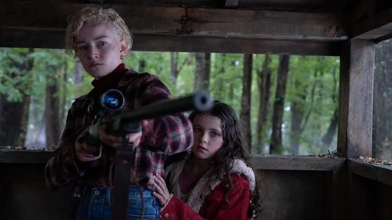 Charlotte (Julia Garner) möchte ihre Tochter vor dieser seltsamen Kreatur beschützen. (Bild: 2024 Universal Studios)