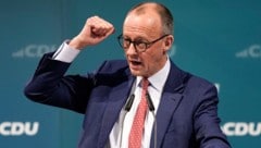 CDU-.Chef Friedrich Merz bezeichnet Blau-Schwarz als „Desaster“. (Bild: AP/The Associated Press)