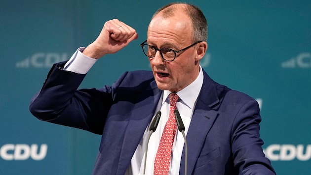 CDU-.Chef Friedrich Merz bezeichnet Blau-Schwarz als „Desaster“. (Bild: AP/The Associated Press)