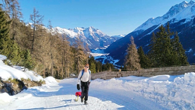 Über dem Stanzertal zieht die Rodelbahn lange Zeit sonnig und gerade in mäßiger Steigung nach oben. (Bild: Peter Freiberger)