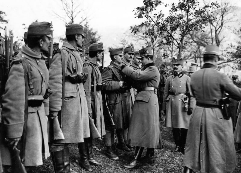 Kaiser Karl inmitten von k. u. k. Soldaten (Bild: (c)Robert Hunt Library / Mary Evans / picturedesk.com)