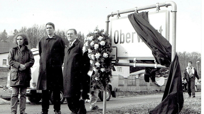 Es war der folgenschwerste Anschlag einer einer Serie, die in den 90er-Jahren auch 13 Verletzte forderte. Die Trauer nach dem Attentat war groß, an den Ortstafeln wurde ein Trauerflor angebracht. (Bild: Weber Franz/Franz Weber)