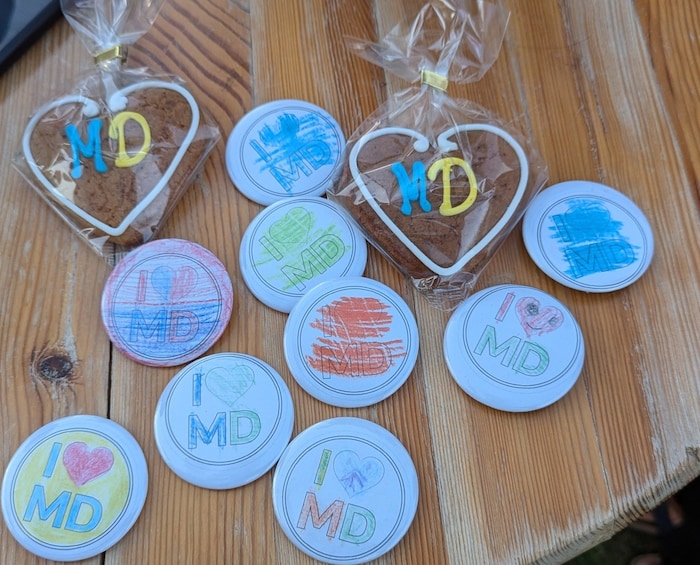 Gingerbread and badges from the municipality of Mödling ÖVP