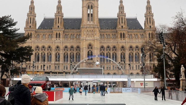 Gäste aus dem Ausland erleben den Eistraum als „Traumpaar aus Stadt und Eislaufen“. (Bild: Zwefo)