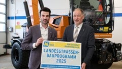 Verkehrslandesrat Udo Landbauer (li.) und Rainer Irschik (re.), stellvertretender Straßenbaudirektor in Niederösterreich, präsentieren das Landesstraßenbauprogramm für das heurige Jahr.  (Bild: NLK Pfeiffer)