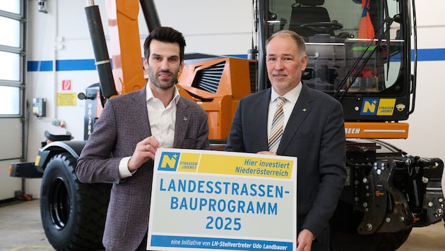 Transport Minister Udo Landbauer (left) and Rainer Irschik (right), Deputy Road Construction Director in Lower Austria, present the provincial road construction program for this year. (Bild: NLK Pfeiffer)