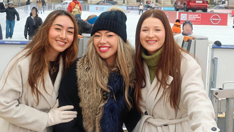 Für die Spanierinnen Miriam, Ane und Natalia war das Eis ein ungewohntes Abenteuer (Bild: Zwefo/Krone KREATIV)