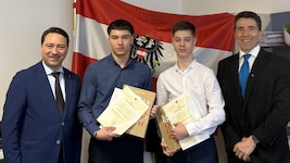 Manfred Haimbuchner (l.) mit Mykyta Hrihorashenko, Oleksandr Cheban und Ewald Roth bei der Verleihung. (Bild: Ewald Roth)