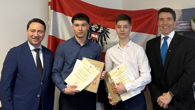 Manfred Haimbuchner (left) with Mykyta Hrihorashenko, Oleksandr Cheban and Ewald Roth at the award ceremony. (Bild: Ewald Roth)