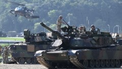 US-amerikanische Abrams-Kampfpanzer bei einer Übung in Südkorea (Bild: APA/AFP/Jung Yeon-je)