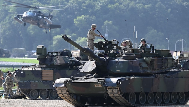 US Abrams battle tanks during an exercise in South Korea (Bild: APA/AFP/Jung Yeon-je)