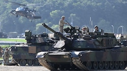 US-amerikanische Abrams-Kampfpanzer bei einer Übung in Südkorea (Bild: APA/AFP/Jung Yeon-je)