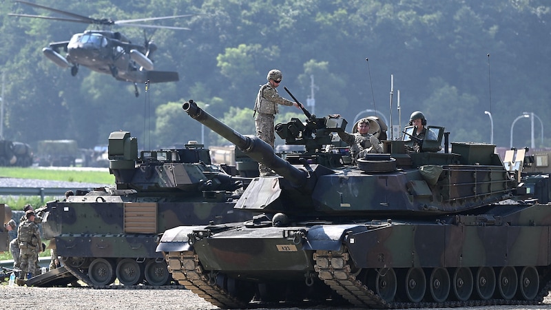 US-amerikanische Abrams-Kampfpanzer bei einer Übung in Südkorea (Bild: APA/AFP/Jung Yeon-je)