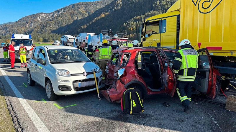 One of the many accidents occurred in Radfeld in mid-October. The crash resulted in two serious injuries. (Bild: ZOOM Tirol/zoom.tirol, Krone KREATIV)