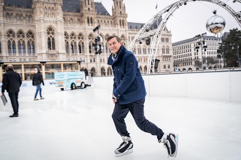 Auch Wirtschaftsstadtrat Peter Hanke, mit dem Stadt-Wien-Marketing Hausherr des Eistraums, testete das Eis schon. (Bild: Tobias Holzer)