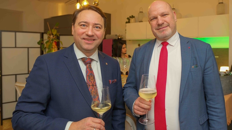 Enjoying a glass of wine together: FPÖ leader Manfred Haimbuchner (left) and Third Provincial Parliament President Peter Binder (SPÖ). (Bild: Einöder Horst/Horst Einöder/Flashpictures)