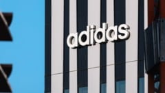 Jobs are being cut at Adidas. (Bild: AFP/Abdesslam MIRDASS)