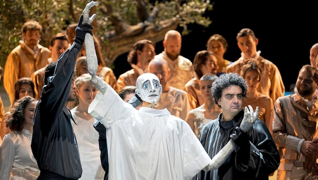 Villazón makes the puppets dance at the Mozart Week. (Bild: Werner Kmetitsch)