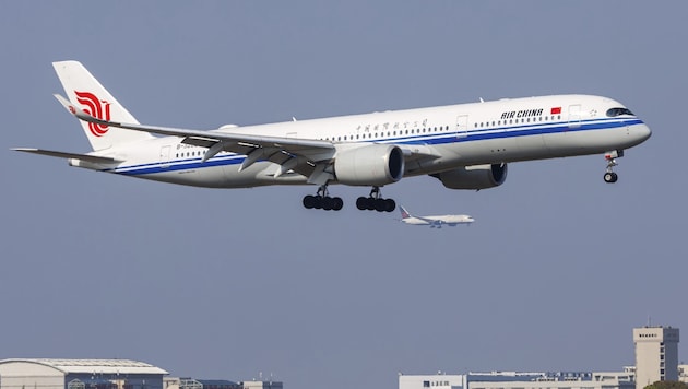 Airlines like Air China continue to fly over Russian territory. How dangerous is that? (Bild: picturedesk.com/Markus Mainka / imageBROKER / picturedesk.com)